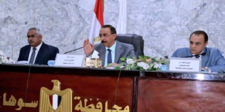 محافظ سوهاج يوجه بتوحيد أجور العاملين بالسركي والعقود - تواصل نيوز