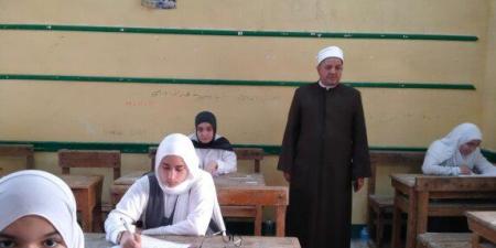 رئيس منطقة القليوبية الأزهرية يتفقد سير امتحان النحو للقسم العلمي بلجان بنها - تواصل نيوز