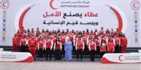 السيدة انتصار السيسي تشهد إرسال المساعدات الإنسانية لغزة وتلتقي متطوعي الهلال الأحمر المصري - تواصل نيوز