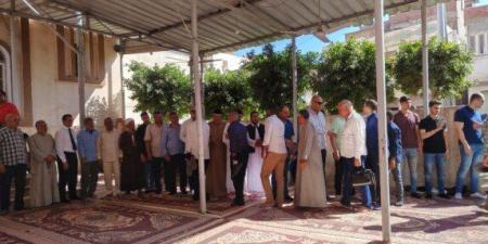 وصول منير مكرم إلى جنازة الفنان عبد العزيز مخيون - تواصل نيوز