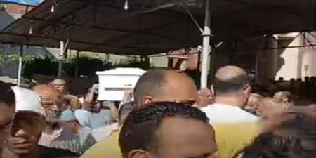 تشييع جثمان الفنان عبد العزيز مخيون إلى مثواه الأخير بمقابر العائلة في أبوحمص - تواصل نيوز