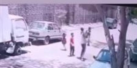 رفعه ورماه على الأرض.. الداخلية تفحص فيديو اعتداء صادم على طفل في الدويقة بالقاهرة - تواصل نيوز