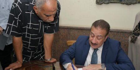 محافظ بورسعيد يتفقد مشروعات الطرق والمناطق السكنية ويُحيل موظفين للتحقيق ويستبعد عناصر بالإشغالات - تواصل نيوز