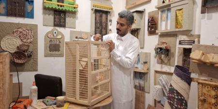 من البيت إلى سوق الحرفيين.. حرفي بالأحساء يحوّل الموروث إلى مشروع مهني - تواصل نيوز