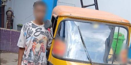 بحجة «اختصار الطريق»، ضبط قائد توك توك يسير عكس الاتجاه في المنوفية - تواصل نيوز