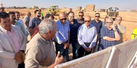 نائب وزيرة الإسكان يتفقد مشروعات المرافق بمدينة الشروق - تواصل نيوز