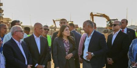 وزيرة الإسكان تتفقد أعمال تطوير الحي المتميز وموقف تنفيذ رافع مياه لري المسطحات الخضراء - تواصل نيوز