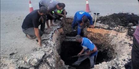 انتهى الخطر، إصلاح الهبوط الأرضي بطريق السنطة - طنطا وإعادة حركة المرور إلى طبيعتها (صور) - تواصل نيوز