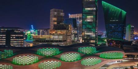 محطات قطار الرياض تتزيّن بالأخضر احتفاءً باليوم الوطني - تواصل نيوز