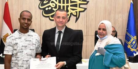 محافظ أسوان يكرم سائق توكتوك بعد نشر جريدة التايمز قصة أمانته - تواصل نيوز