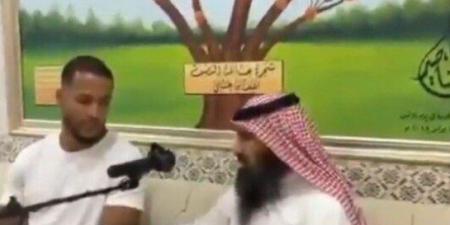 لاعب الأهلي القطري يشهر إسلامه - تواصل نيوز