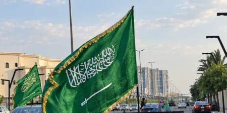 برفع الأعلام في الشوارع.. هكذا احتفل أهالي جدة باليوم الوطني - تواصل نيوز