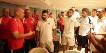 احتفال خاص من لاعبي منتخب مصر بحسام وإبراهيم حسن بعد تمديد التعاقد حتى 2030 - تواصل نيوز