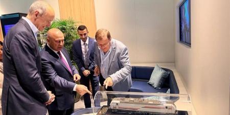 وزير النقل يستعرض مع مسئولي سيمنز العالمية ترتيبات التشغيل التجريبي لخط "السخنة – العلمين – مطروح" - تواصل نيوز