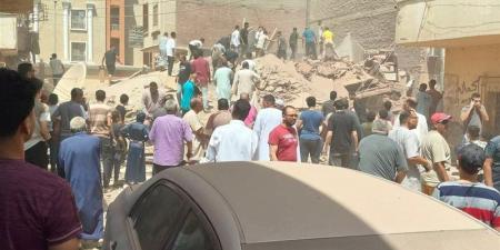 انهيار عقار وإنقاذ سيدة وأحد أبنائها في برهمتوش بالدقهلية - تواصل نيوز