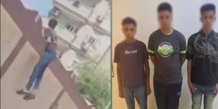 ضبط 3 طلاب بعد تعلق أحدهم بسور مدرسة بنات بالسويس ومضايقة الطالبات - تواصل نيوز