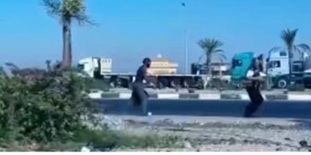 مهتز نفسياً.. ضبط شخص ركض خلف فرد شرطة وإلقى عليه زجاجة بأحد الطرق فى الإسماعيلية - تواصل نيوز