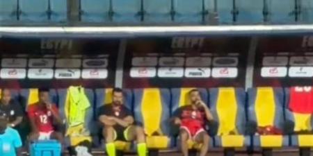 "المزاج مش رايق"، شاهد رد فعل محمد صلاح بعد خروجه أمام أنجولا (فيديو) - تواصل نيوز