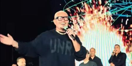 عمرو دياب يتألق بأغاني ألبومه الجديد في مول مصر (فيديو) - تواصل نيوز