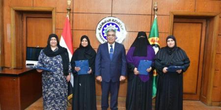 محافظ الدقهلية يستقبل عددًا من المعتمرين ويوزع 5 رحلات عمرة على أبناء المحافظة الأولى بالرعاية - تواصل نيوز