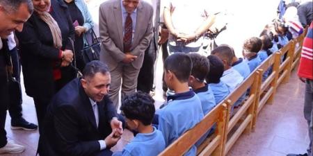 محافظ دمياط يشهد توزيع مساعدات وملابس على طلاب مدرسة النور للمكفوفين - تواصل نيوز