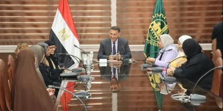 صندوق «تحيا مصر» يحقق أمنية 5 سيدات بأداء العمرة، ومحافظ القليوبية يسلّمهن جوازات السفر - تواصل نيوز