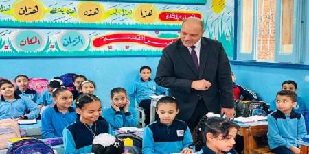 مدير تعليم الإسكندرية يواصل جولاته الميدانية بالمدارس.. ويوجه رسائل تحفيزية للطلاب - تواصل نيوز