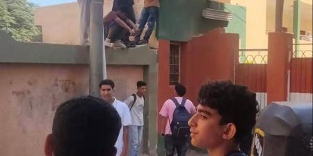 طلاب أعلى سور مدرسة شبين القناطر الثانوية للبنات، والتعليم: جارٍ تحديد هويتهم واتخاذ الإجراءات اللازمة - تواصل نيوز