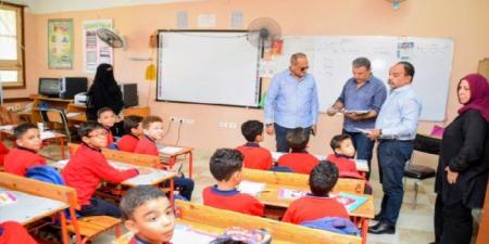 مدير تعليم بورسعيد يتفقد انتظام الدراسة بمدرسة الشهيد محمد جمال الدين السفطي الابتدائية - تواصل نيوز