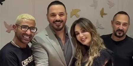 أحمد سعد ورامي عياش يحتفلان بديو سلطنة (فيديو) - تواصل نيوز