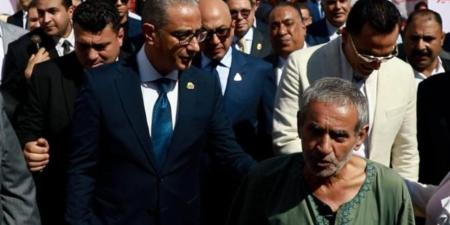 محافظ الجيزة يستجيب لمسن استوقفه خلال جولته ويوجه بتوفير الرعاية الطبية اللازمة له - تواصل نيوز
