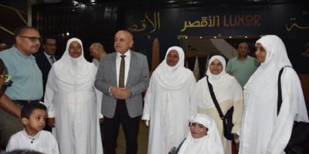 بالزغاريد والحلوى.. محافظ الأقصر يودع الفائزات برحلات العمرة من «تحيا مصر» - تواصل نيوز