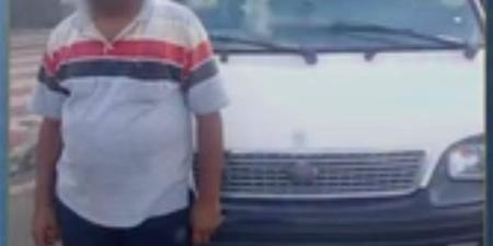 فيديوهات السوشيال ميديا تفضح مخالفات الطريق، نقل يسير عكس الاتجاه بالفيوم وميكروباص يثير أزمة بسبب الأجرة بدمياط - تواصل نيوز
