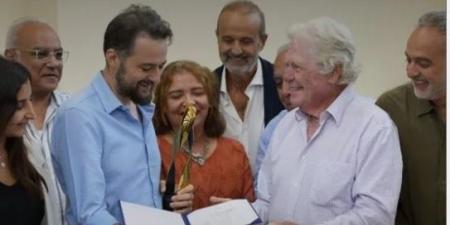 حسين فهمي يسلم صناع «القصص» جائزتهم من مهرجان طريق الحرير السينمائي - تواصل نيوز