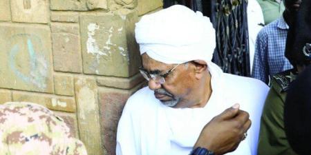 نقل الرئيس السوداني المعزول عمر البشير إلى المستشفى بعد تدهور حالته الصحية - تواصل نيوز