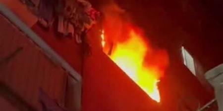 فريق من المعمل الجنائي يعاين حريق شقة سكنية في حدائق القبة - تواصل نيوز
