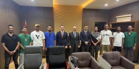 وصول البحارة المصريين إلى مقديشيو تمهيدًا لسفرهم إلى القاهرة برفقه السفير المصري (صور) - تواصل نيوز