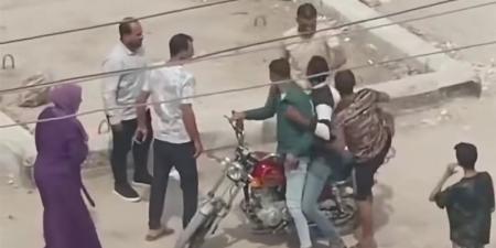 فيديو صادم، خطف شاب بالقوة تحت تهديد صاعق كهربائي ومناشدات بضبط المتهمين - تواصل نيوز