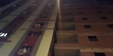 بعد إخلائه من السكان، إنزال متعلقات قاطني العقار المائل بمنطقة محرم بك بالإسكندرية - تواصل نيوز