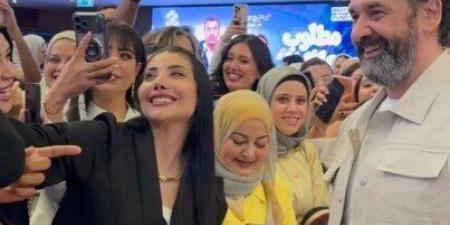 كريم عبد العزيز وياسمين صبري يحتفلان بالعرض الخاص لفيلم «مطلوب عائليًا» في قطر - تواصل نيوز