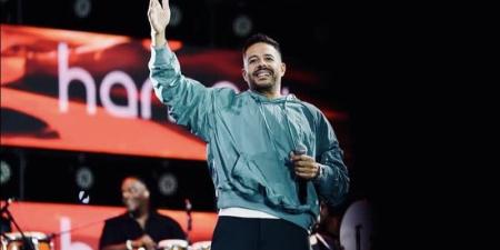 محمد حماقي يشعل أجواء حفله بالإسكندرية بألبومه الجديد "سمعوني" (صور) - تواصل نيوز