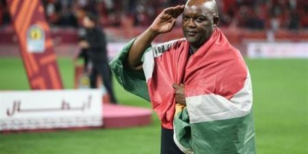 ماذا فعل موسيماني مع الجماهير المصرية قبل مباراة مصر وجنوب أفريقيا؟ (فيديو) - تواصل نيوز