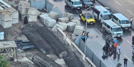سقوط بلوكات خرسانية يصيب شخصين أثناء مرورهما بطريق الترام في الإسكندرية - تواصل نيوز