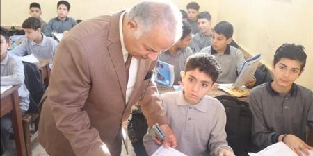 مدير تعليم الدقهلية يتابع انتظام الدراسة بمدرسة ميت مزاح الإعدادية بنين بشرق المنصورة - تواصل نيوز