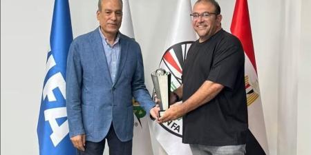 منتخب الشباب يسلم كأس بطولة شمال أفريقيا لاتحاد الكرة - تواصل نيوز