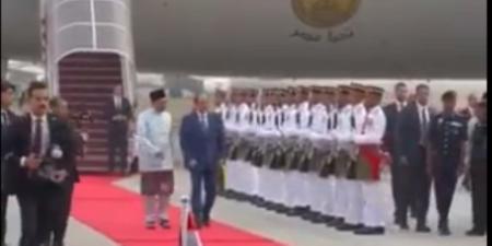 رئيس وزراء ماليزيا يستقبل الرئيس السيسي لدى وصوله مطار كوالالمبور.. فيديو - تواصل نيوز