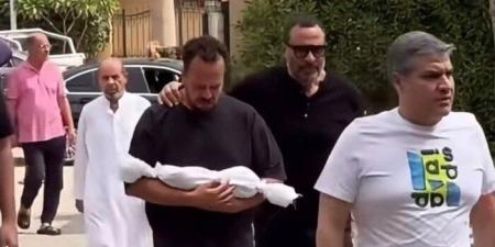 انهيار أحمد ماجد المصري في جنازة نجله «يونس».. ووالده يسانده - تواصل نيوز