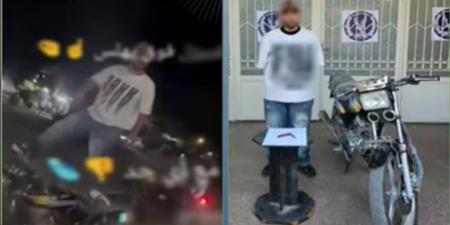 نهاية المجاملة في الكلبش، ضبط عامل ببني سويف ظهر أعلى دراجة نارية يلوح بسلاح أبيض احتفالًا بزفاف صديقه - تواصل نيوز