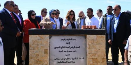 وزيرة التنمية المحلية والبيئة ومحافظ الوادي الجديد تضعان حجر أساس للمجمع الرائد لصناعات التمور بواحة الشوربجي - تواصل نيوز