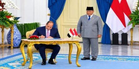 الرئيس السيسي يُوقع في دفتر التشريفات بالقصر الرئاسي الإندونيسي - تواصل نيوز